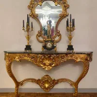 تعدادی مجسمه و ساعت شمعدان