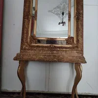 یک عد آینه ومیز چوبی
