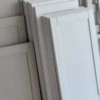 رنگکار ماهر چوب کار حرفه ای در کابینت پلی اورتان