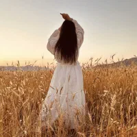 پیراهن ساحلی سفید|لباس|قم, بنیاد|دیوار