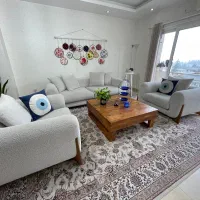 مبلمان پنج نفره و میز وسط