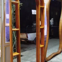 اینه با قاب چوبی