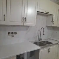 نصب کاشی چسبی روی گچ بین کابینت حمام سرویس