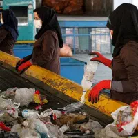 کارگر برای کار در کارگاه ضایعات پلاستیک