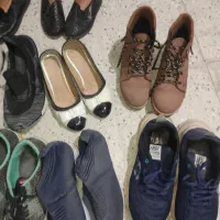 تعدادی کفش زنانه.بچگانه.مردانه|کیف، کفش، کمربند|میمه, |دیوار