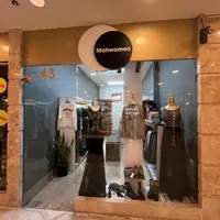مانکن و تابلو مغازه