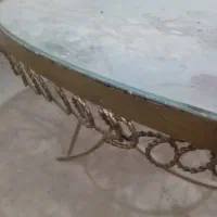 میز گرد رنگ طلایی