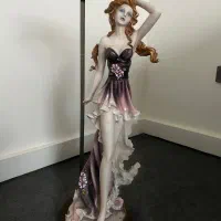 مجسمه و شیرینی خوری کریستال کنار مبلی