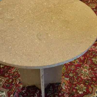 میز گرد چوبی با رومیزی ساتن جنس خوب