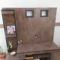 یک دست مبل الو یک میز تلویزیون و ویترین