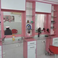 دکور کامل آرایشگاه با وسایل ولوستر وپرده