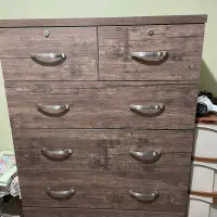 یک عدد کمد لباس و‌ یک عدد دراور