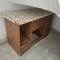 میز تحریر و کامپیوتر