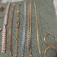 تعدادی دستبند و گردنبند و گوشواره