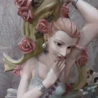 یک عدد میز مجسمه ای