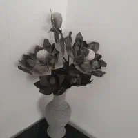 تعدادی گل و گلدان و دکوری