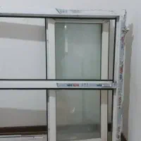 یک عدد پنجره دوجداره و یک عدد کابینت بالای آبچک