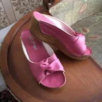 یک جفت دمپایی صندل طبی در حدنو کتونی چرم کار کرده