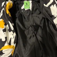 کاپشن|لباس|تهران, آسمان|دیوار