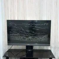 تلویزیون و دستگاه دیجیتال و میز تلویزیون