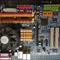 مادربرد گیگابایت GA-81945PL-G با CPU و رم