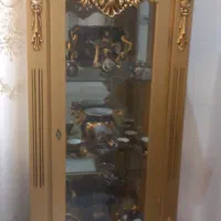 بوفه ویترین به رنگ طلایی در حد نو