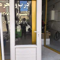 تعدادی درب و پنجره دسته دوم تمیز و سالم