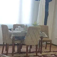 میز نهار خوری چهار نفره سالم و تمیز و۴ تا صندلی