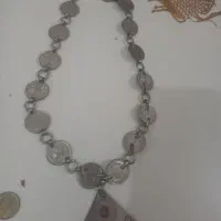 گردنبند سکه ای قدیمی  رادیو قدیمی و چند تا سکه