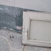 یک عدد پنجره کوچک مناسب برای هواکشی برای سرویس ها