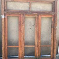 پنجره چوبی قدیمی شیشه خور