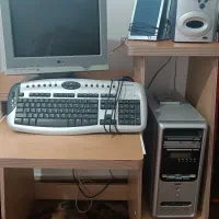 کامپیوتر و میز کامپیوتر