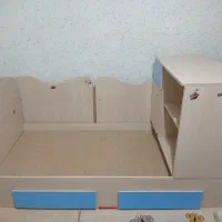 میز تحریر و یک تخت دونفره گهواره ای