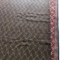 موکت قهوه‌ای و قرمز