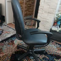 صندلی گردان چرم مشکی کاملاً سالم|صندلی و نیمکت|شهریار, شهرک شاهد|دیوار