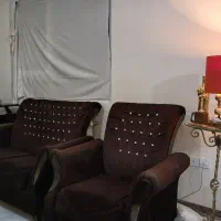 یک دست مبل راحتی  با میزش