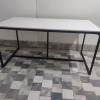میز فلزی با صفحه، قابل باز و بست با پیچ و مهره