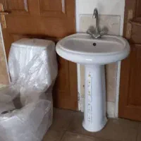 توالت فرنگی با روشویی ودوش حمام با کل  شیرآلات