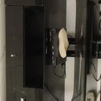 میز تلویزیون شیشه‌ای مشکی در حد نو