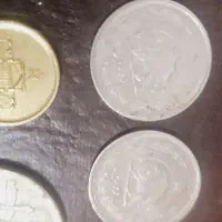 تعدادی سکه و بسته 100 دلاری تزیینی