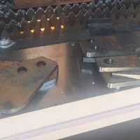 نیروی ماهر کار با cnc برش فلزات
