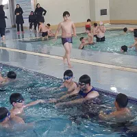 اموزش شنا در خانه شنا