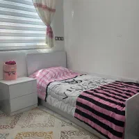 تخت به همراه تشک و پاتختی