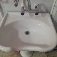 دو عدد صندلی دوتا اینه یه سرشور.|آرایشگاه و سالنهای زیبایی|گالیکش, |دیوار