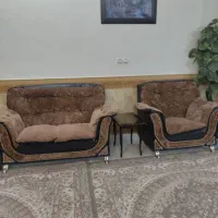 مبل راحتی و میز‌