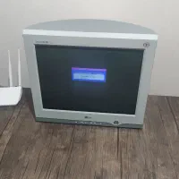مانیتور سالم بدون خط و خش LG و یک عدد درایو فلاپی