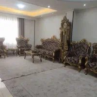 مبل و ساعت ایستاده