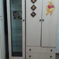 تخت یکنفره و کمد دوتکه و ویترین