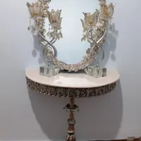 آینه و شمعدان و میز