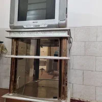 تلویزیون به همراه میز